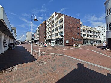 D26-03-012: Strandstraße 22-24
							25980 Sylt